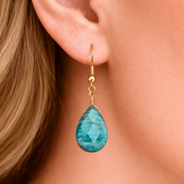Druppelvormige oorbellen met turkoois in oor