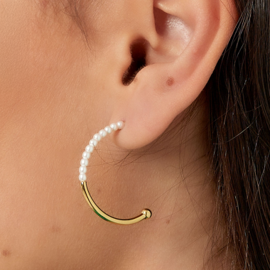 Goudkleurige hoops met parel en kralen in oor
