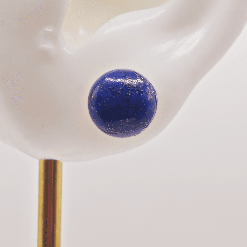 Goudkleurige studs met Lapis Lazuli edelsteen in oor