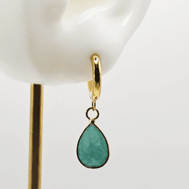 Goudkleurige oorringen met Amazoniet edelsteen in oor
