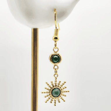 Goudkleurige zon oorhangers met jade natuursteen in oor