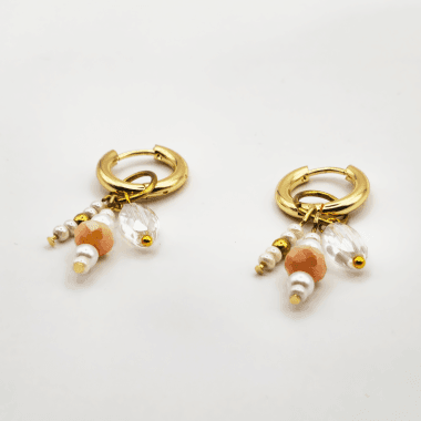 Goudkleurige oorringen met witte parels en bedels angle
