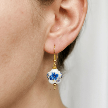 Oorhangers met porseleinen ster in oor