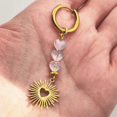 Oorringen met zonnehart bedel in hand