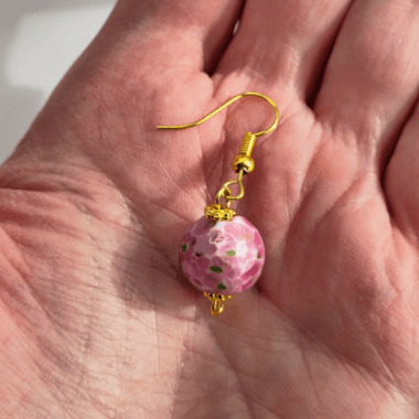 Oorhangers met bloemige glaskraal in hand